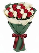 Букет Микс из красных и белых роз в Хотынец
