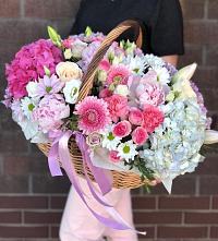 Композиция солнечный день в Хотынец Цветочная композиция из Розы, Хризантемы, Пионы и Лизиантусы в корзине в Хотынец