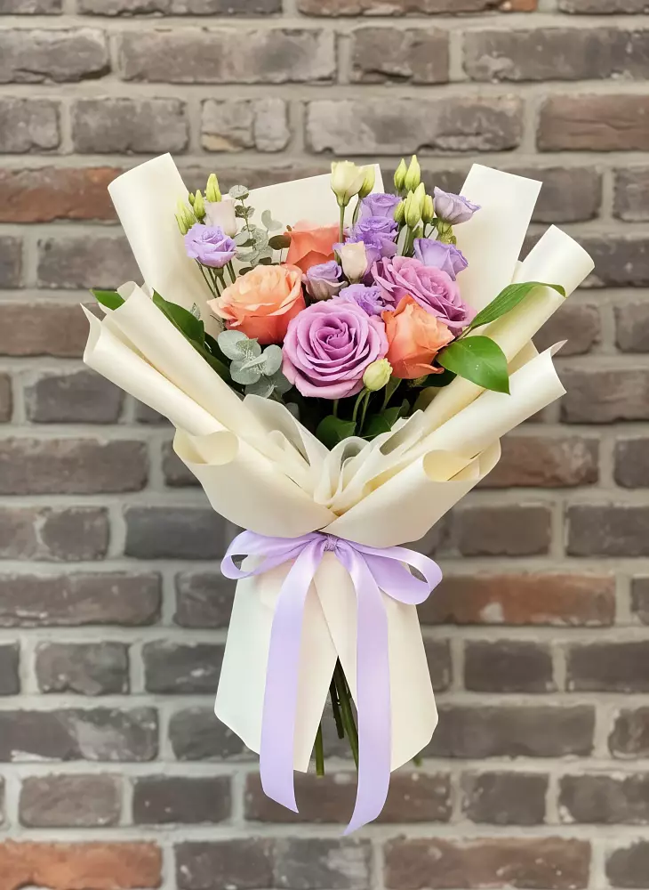 Букет цветов из: Лизиантусы и Розы в Хотынец