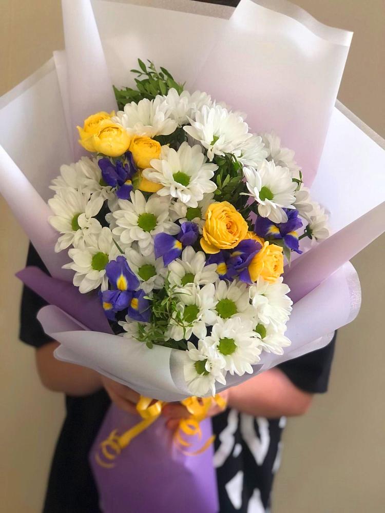 Букет цветов из: Ирисы, Хризантемы и Розы в Хотынец