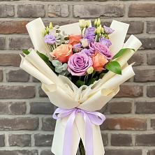 Букет цветов из:  Лизиантусы и Розы в Хотынец