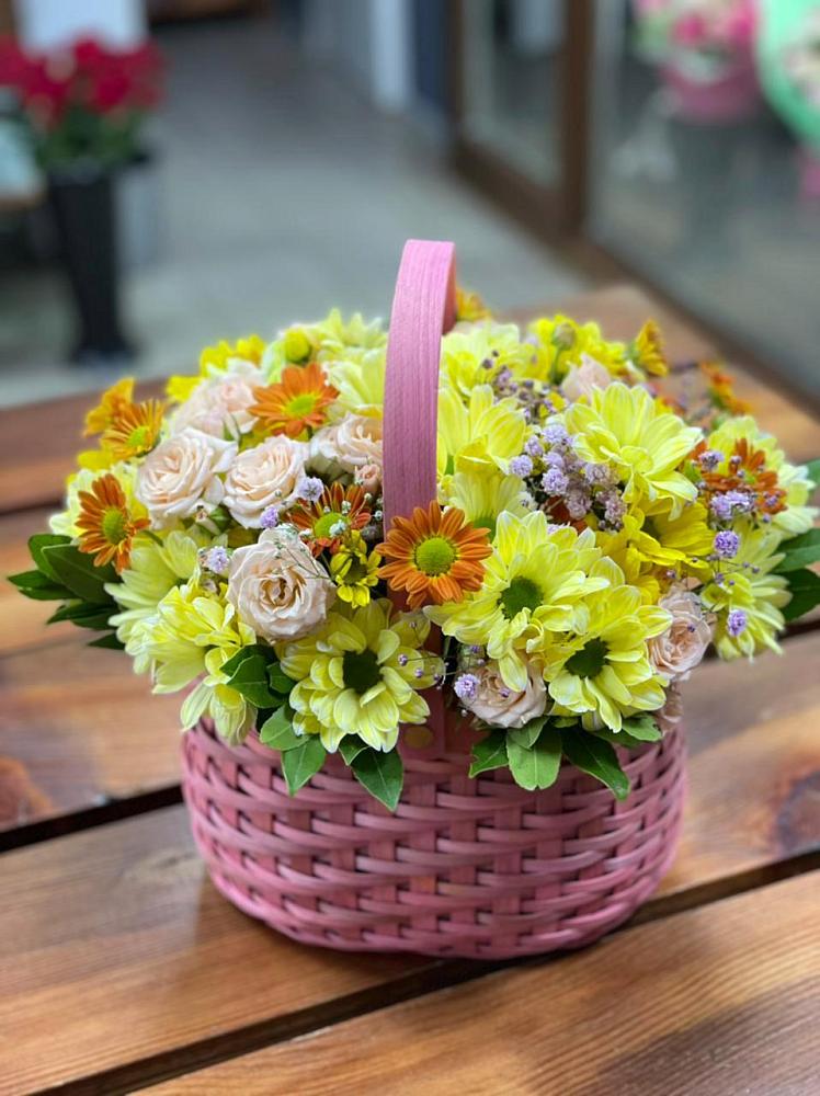 Цветочная композиция из Хризантемы и Розы в корзине в Хотынец