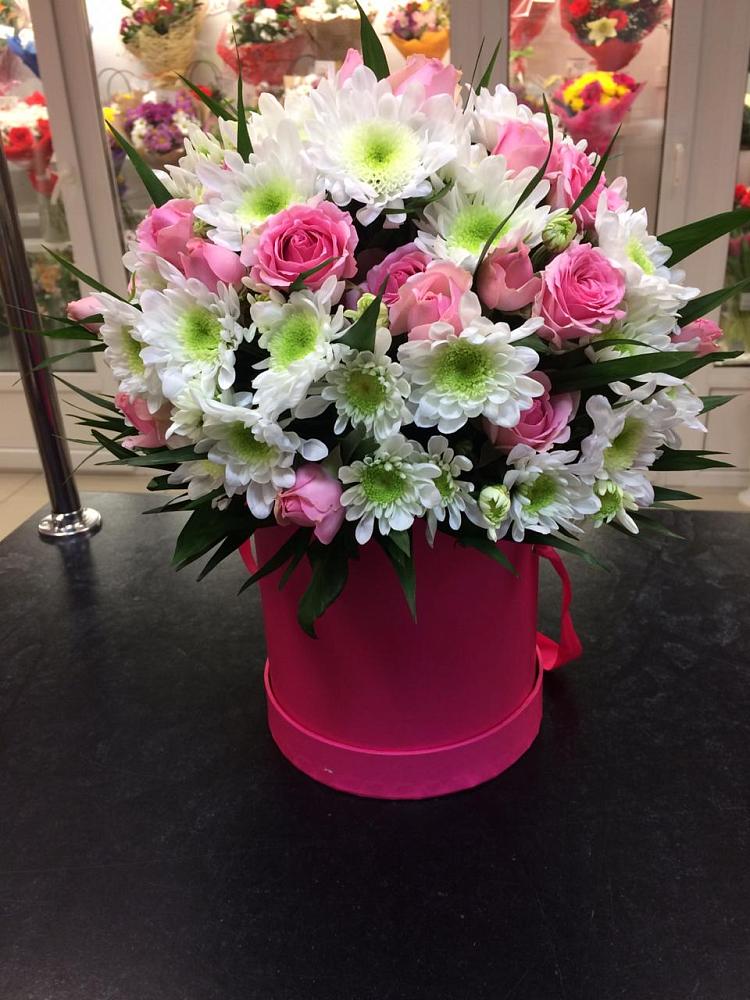 Цветочная композиция из Розы и Хризантемы в шляпной коробке в Хотынец