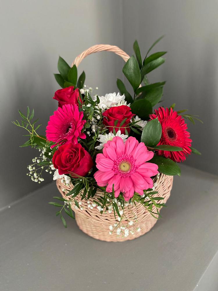 Цветочная композиция из Розы, Хризантемы и Герберы в корзине в Хотынец