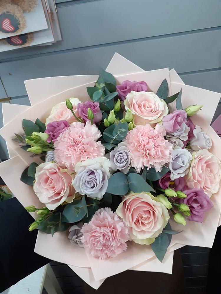 Букет цветов из: Розы, Гвоздики и Лизиантусы в Хотынец