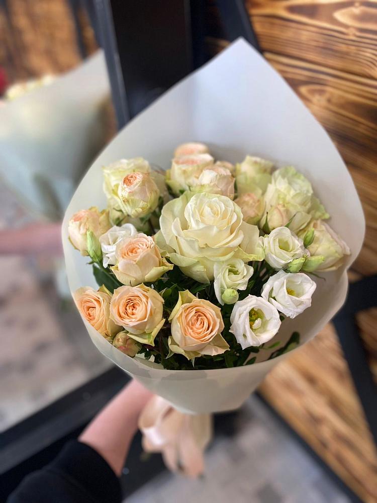 Букет цветов из: Розы и Лизиантусы в Хотынец